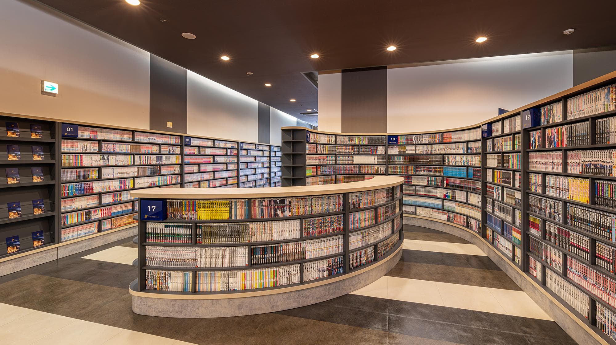 Quintessa Hotel Fukuokawatanabedouri Comic&Books