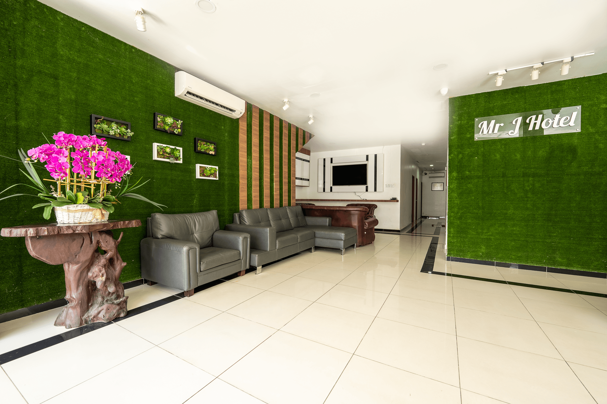 MR J HOTEL WAKAF CHE YEH 1