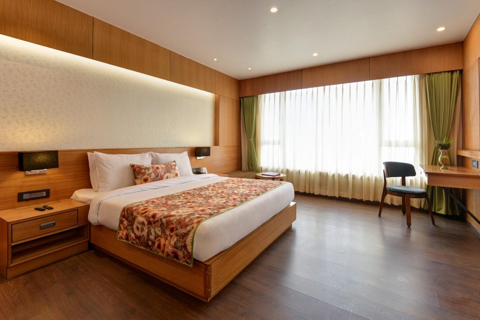 Summit Montana Suites & Spa at Mall