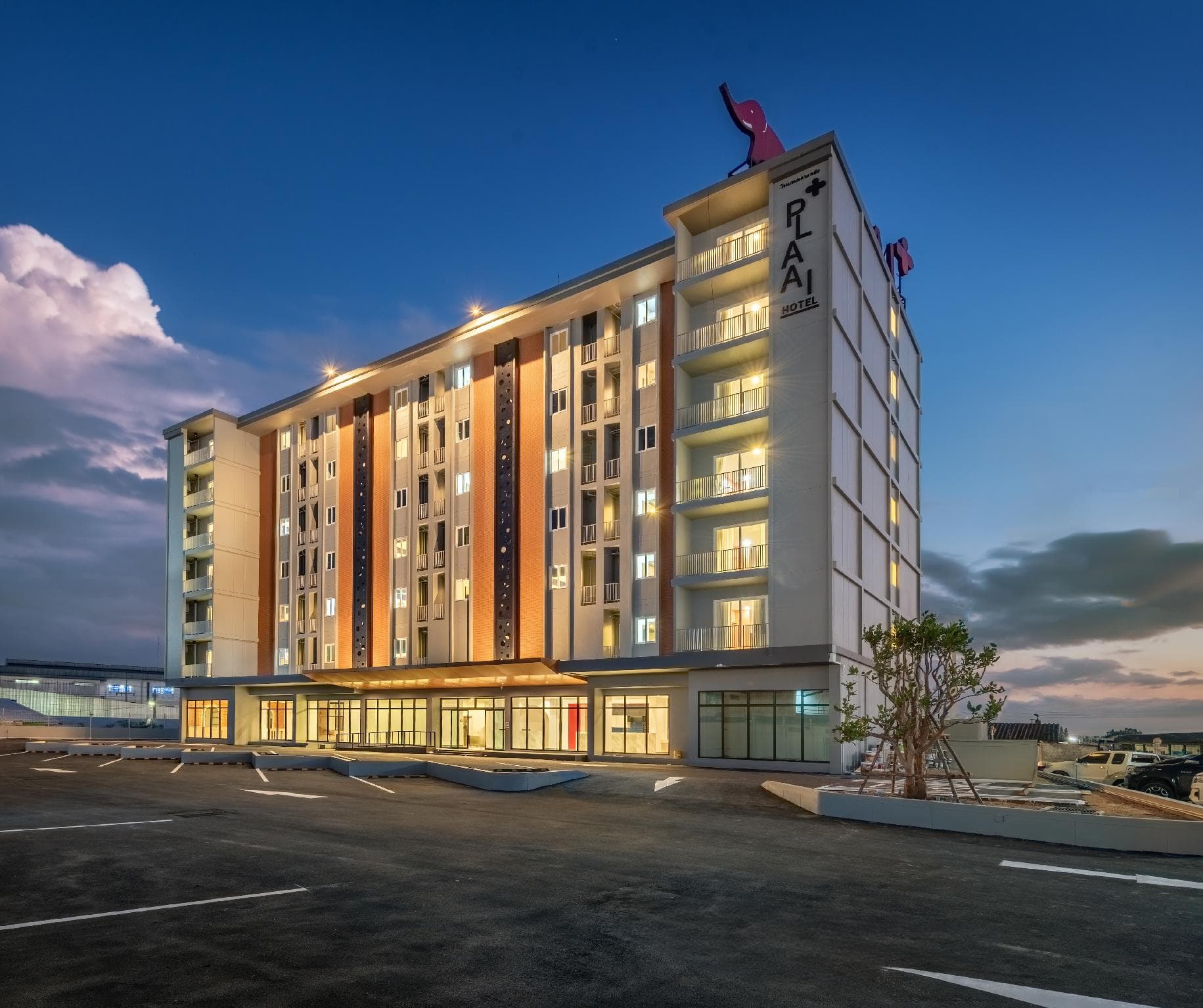PLAAI Plus Hotel, Bowin