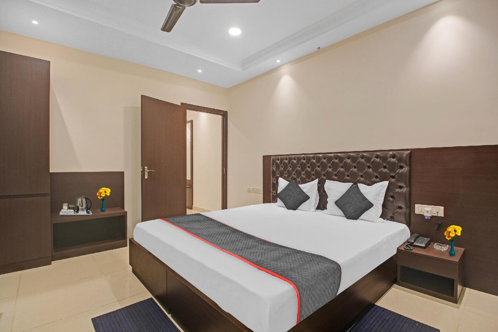 Super Townhouse Centre Point Inn Near Esplanade Metro Station